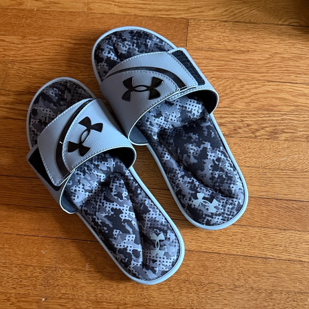 Under Armour men’s size 10.  Gray Camo cushioned Slide Sandals
